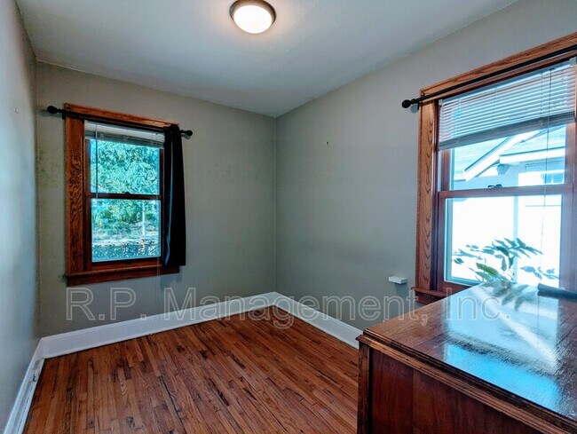 Building Photo - 5521 37th Ave S