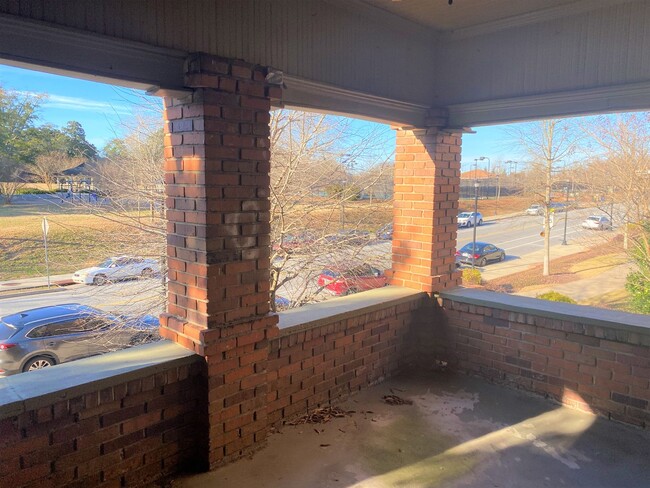 Building Photo - Two Bedroom Apartment On Tattnall Square Park