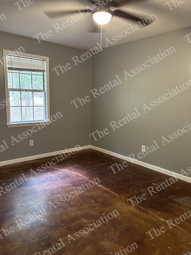 Building Photo - 207 S Maple St