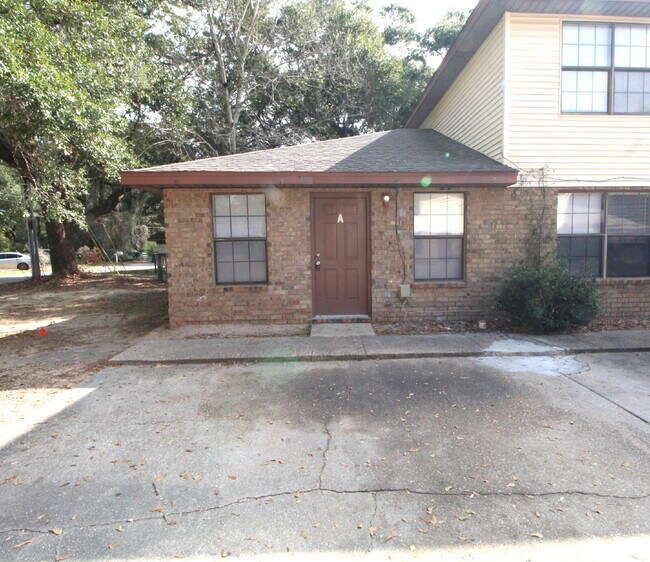 Foto del edificio - 1BR Townhome with Private Fenced Backyard & Tile Flooring Throughout