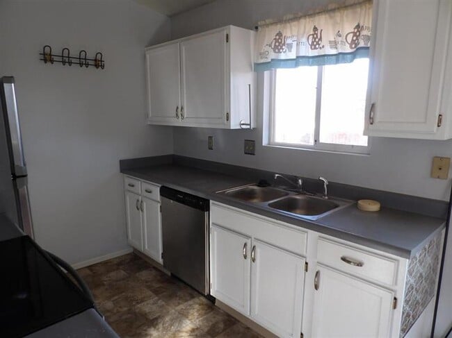 Building Photo - For Rent