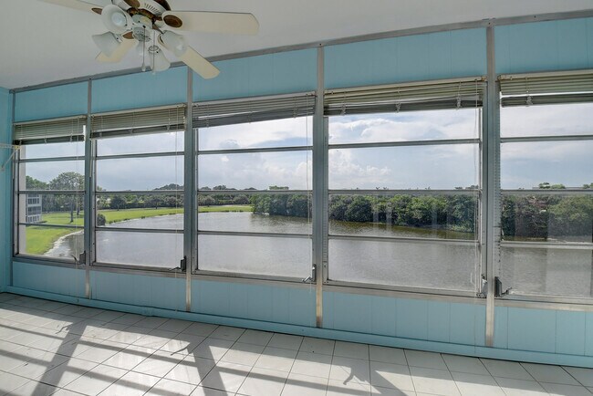 Foto del edificio - 4049 Ainslie Dr