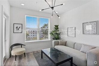 Building Photo - 525 Parkway Dr NE