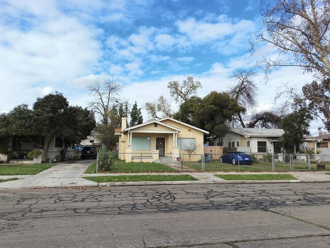 Building Photo - 3035 E El Monte Way