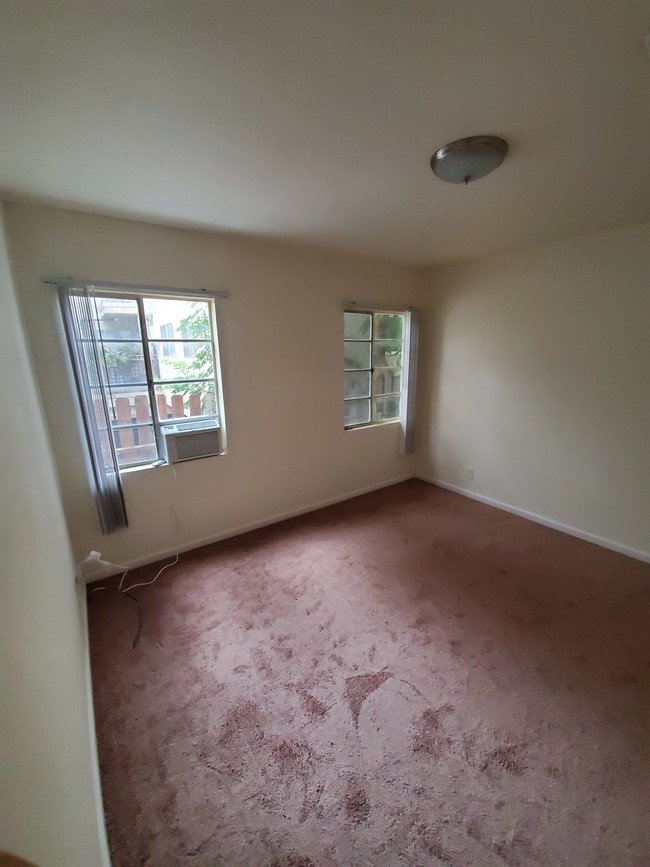 Building Photo - 1208 N Fuller Ave