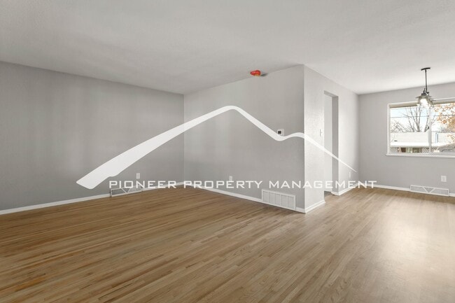 Photo - Gorgeous Home with Washer/Dryer and Fenced Yard