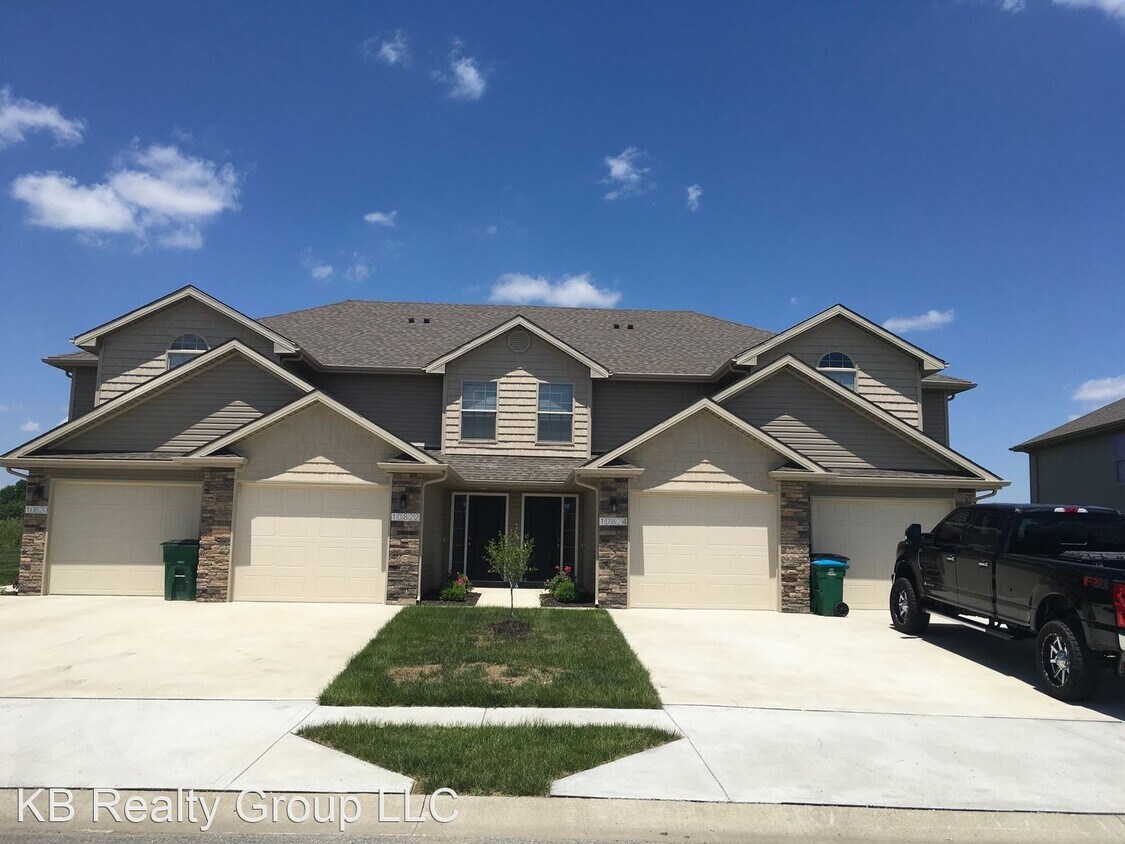 2 br, 2.5 bath House 10808 Westover Rd House Rental in Peculiar, MO