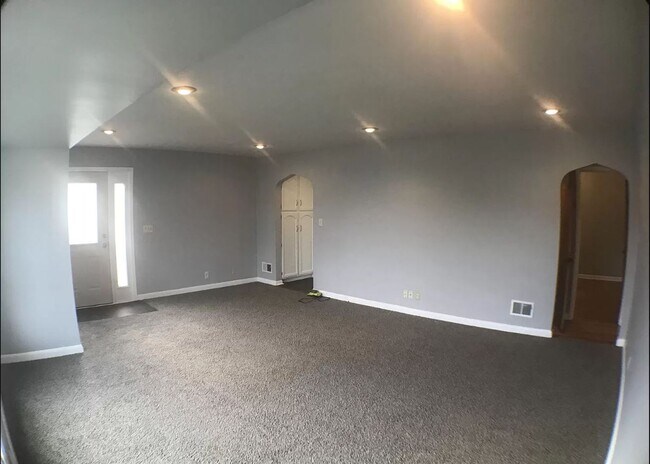 Building Photo - Awesome 3 Bedroom!