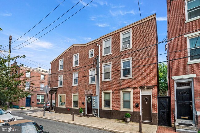 Building Photo - 980 N Lawrence St