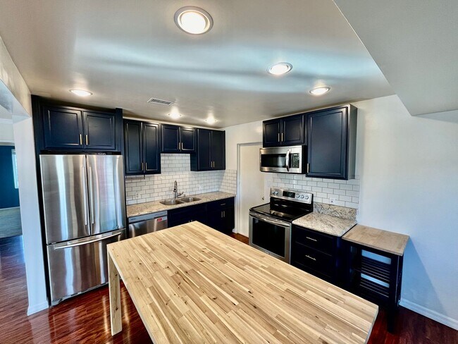 Building Photo - Beautifully Updated 2B 1BA in Redwood Vill...
