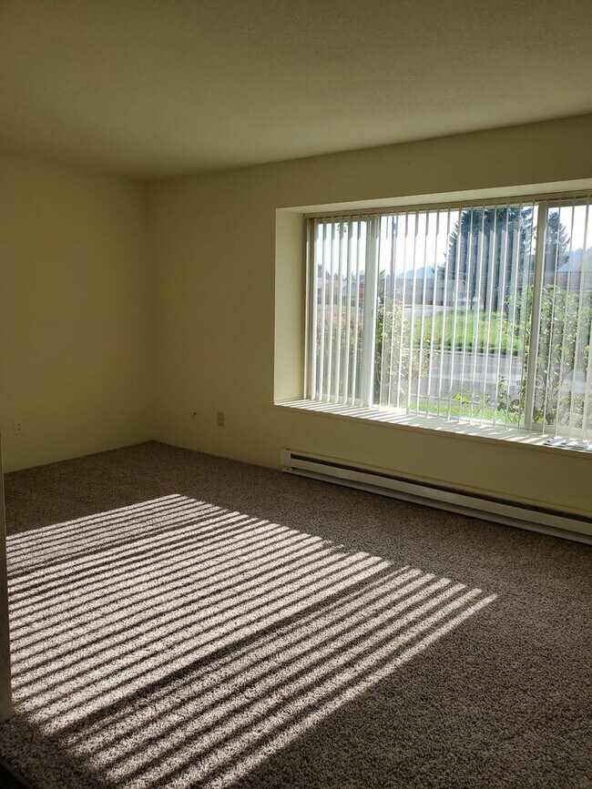 Building Photo - 2 Bedroom 1 Bath Duplex