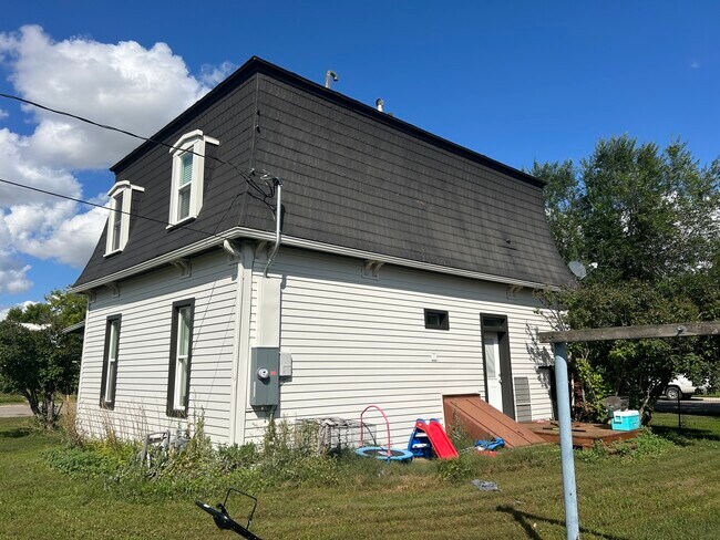 Building Photo - 268 E College Ave