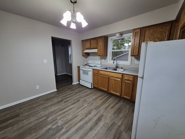 Foto del edificio - 3 Bedroom home with shed on corner lot ava...