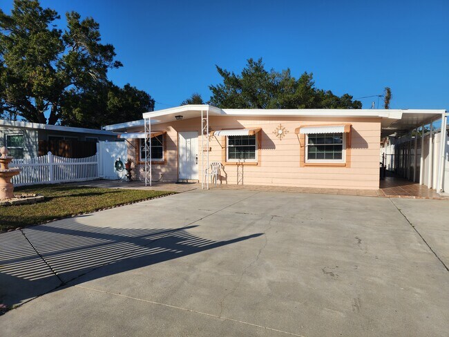 Building Photo - 813 64th Ave N
