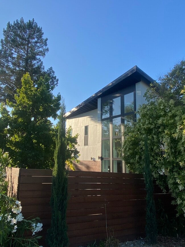 Building Photo - 2447 Alameda de las Pulgas