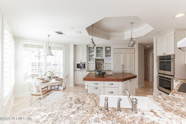 Building Photo - 120 Serenata Dr