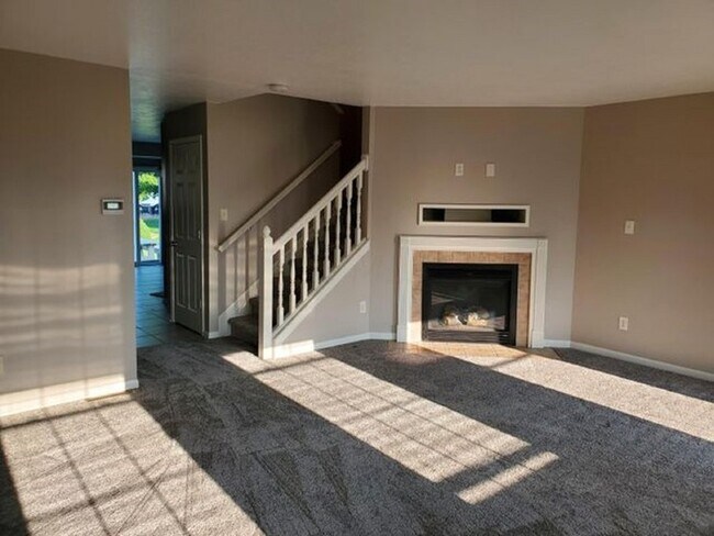 Building Photo - Beautiful 4 Bedroom with Backyard Deck!