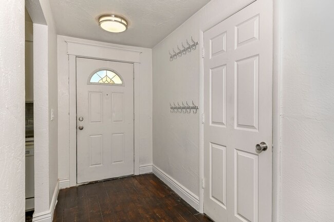 Building Photo - 3 Bedroom 1 Bathroom Duplex in SW Boise