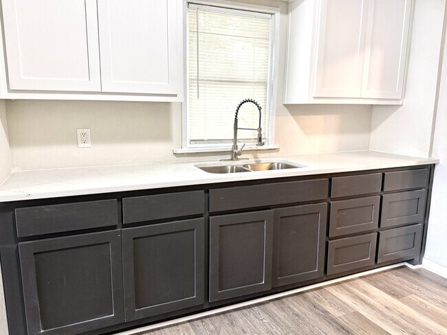 Building Photo - 309 3rd St