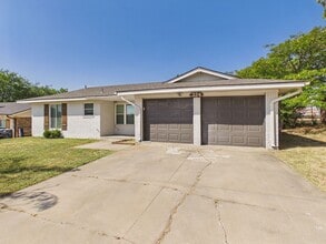 Building Photo - 324 NW Compass Dr