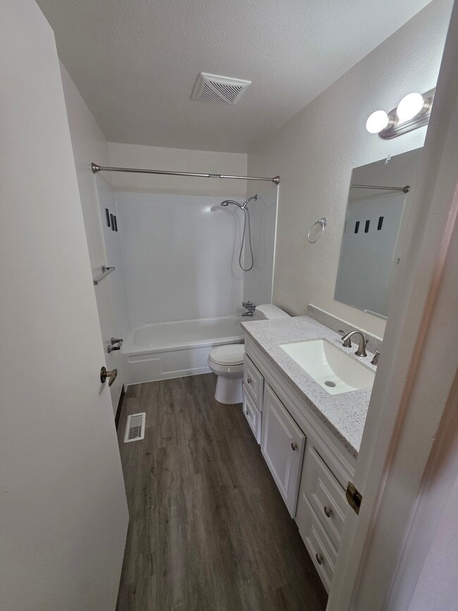 Building Photo - 1640 E 4th N