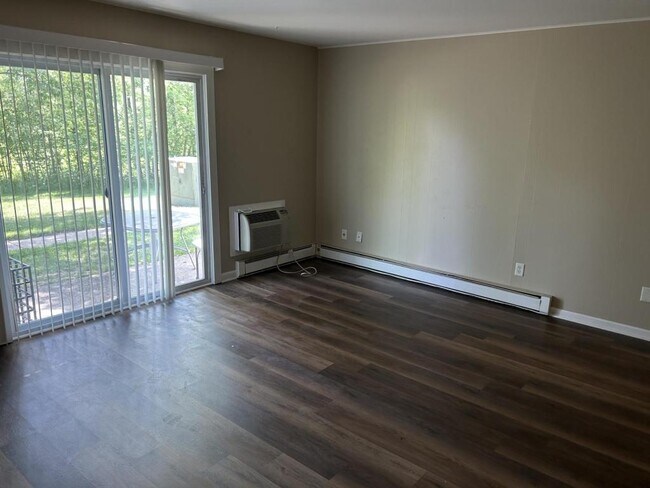 Foto del edificio - 6578 Lake Rd