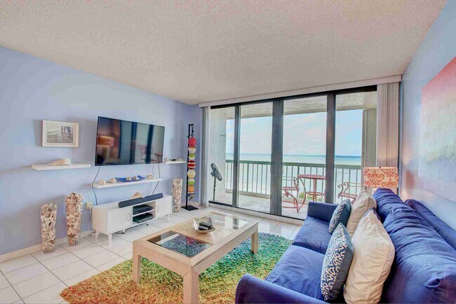 Living room - 9900 S Ocean Dr