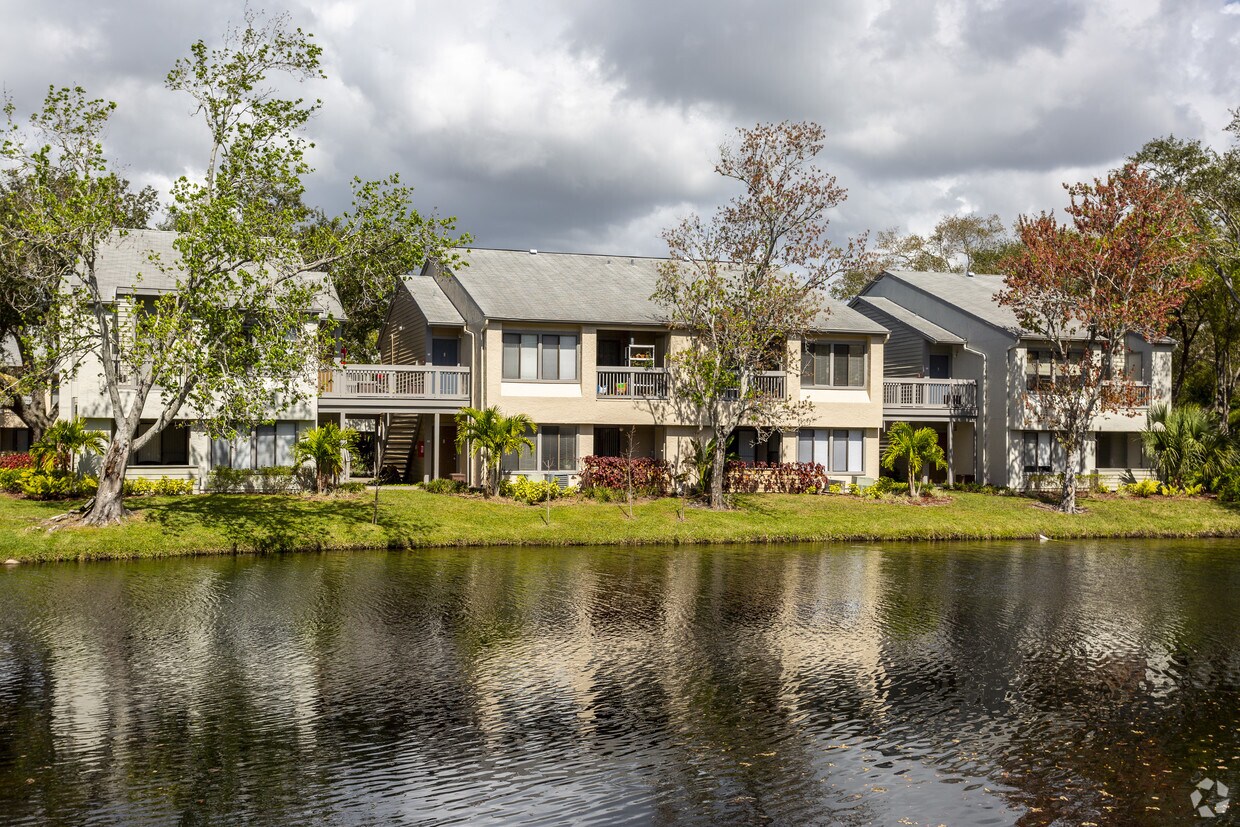 Huntington Place Apartments in Sarasota, FL