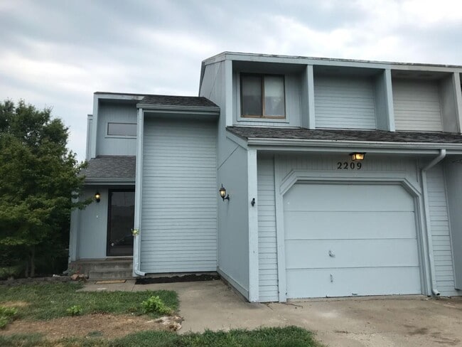 Building Photo - Attractive townhome near Wanamaker! Washbu...