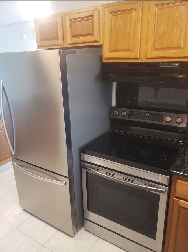 Building Photo - Meridian East 2BR/1.5 BA/1 PHG $2800
