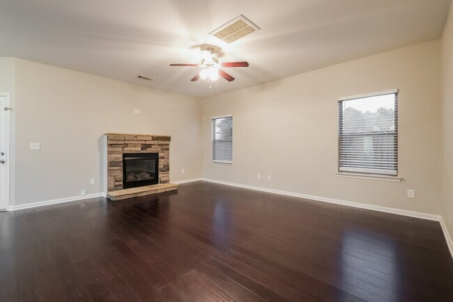 Building Photo - 559 Dahlia Dr