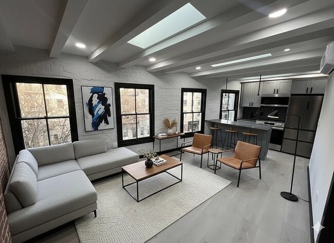 Building Photo - 564 Hudson St