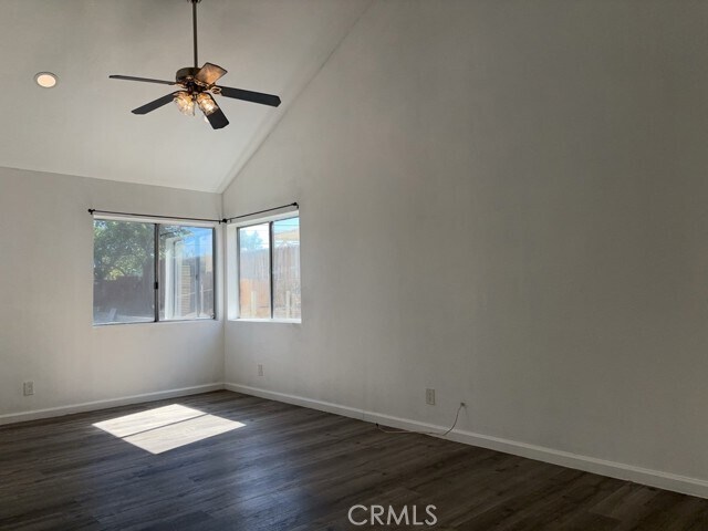 Foto del edificio - 23117 Fall River Rd