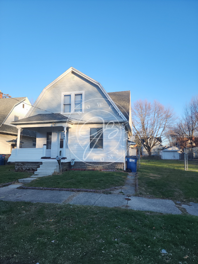 Foto principal - 4 bed 2 bath in East Toledo on spacious co...