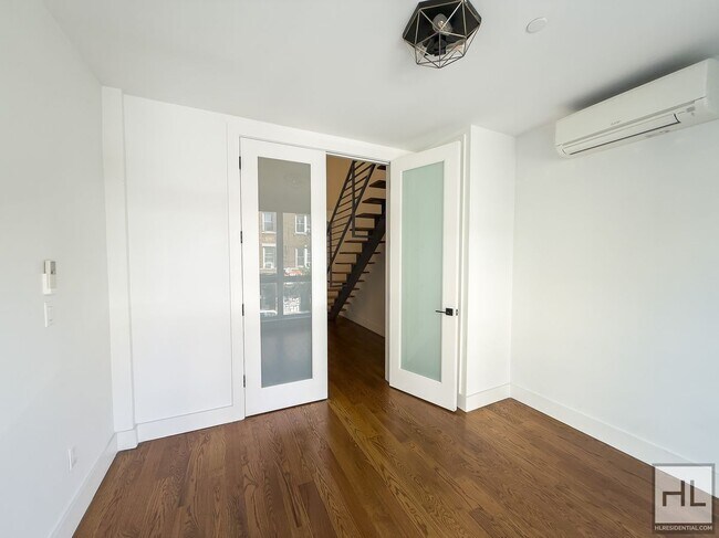 Foto del edificio - Stunning Two-Bedroom Duplex with Soaring 1...