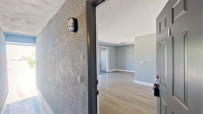 Foto del edificio - Charming 2 Bedroom close to the beach available now!