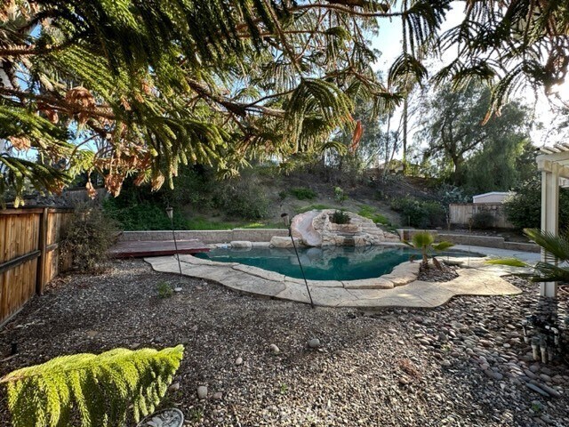 Building Photo - 2124 Siskiyou Ln