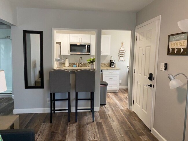 Building Photo - Updated Furnished Unit Half A Block From Beach