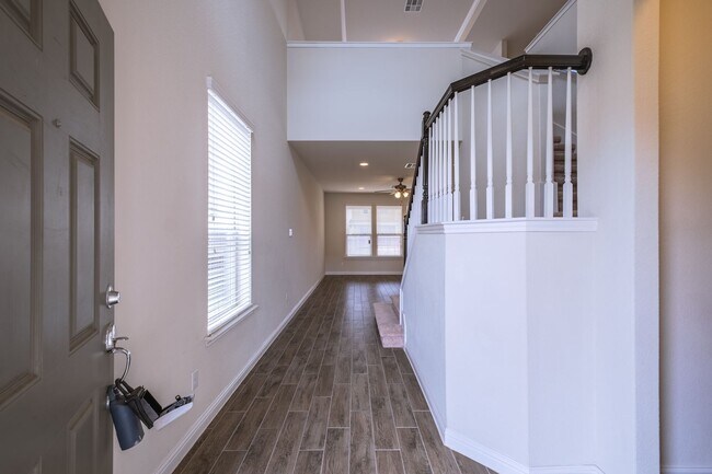 Foto del edificio - Gorgeous 4 Bedroom, 3 Bath, 2-Story Home i...