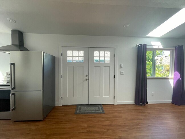 Foto del edificio - Charming 2-Bedroom Cottage in Rose City Pa...