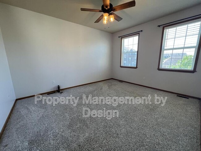 Building Photo - 1005 NE Kamies Ln