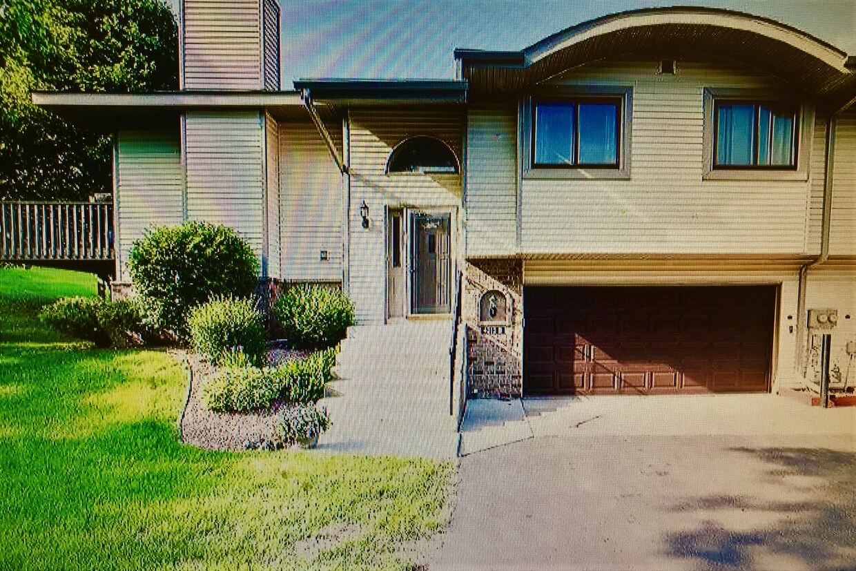 Front - 4313 Clemson Cir