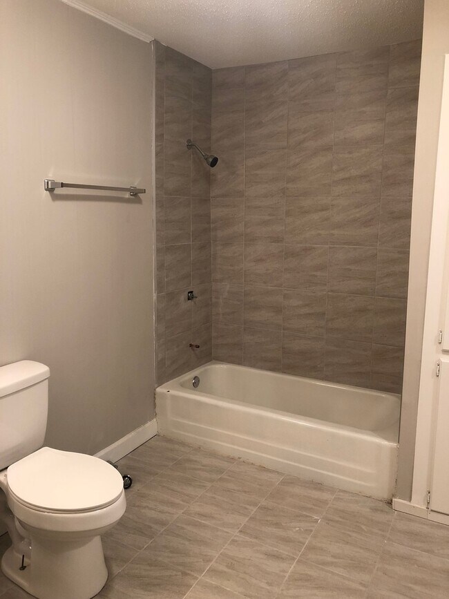 Foto del edificio - 3 bed 1 bath near West Village in Downtown Greenville