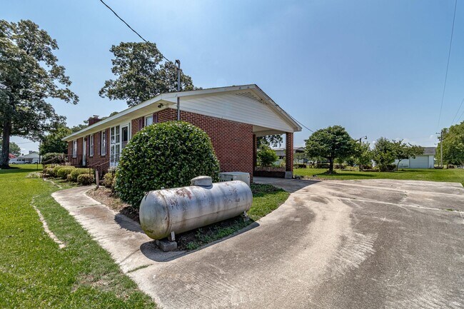 Foto del edificio - Brick Ranch in Pikeville! Lawn care included!