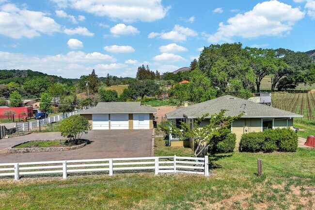 Foto del edificio - 2 bedroom 1 bath home on 1.5 acres w/ Vine...