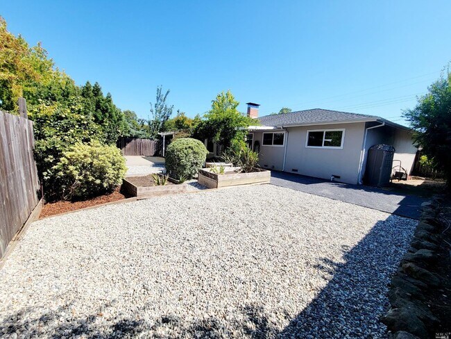 Building Photo - 558 Tarragon Dr
