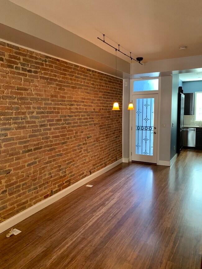 Sala de estar y comedor de concepto abierto. - 2241 12th Plz NW