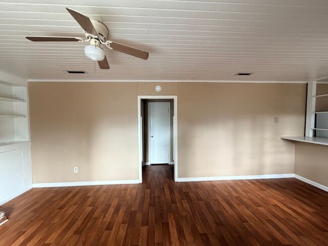 Building Photo - 2BD/1B Duplex off Baytree Road