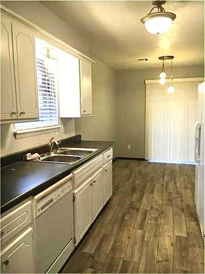 Building Photo - 2124 Whiteoak Cir
