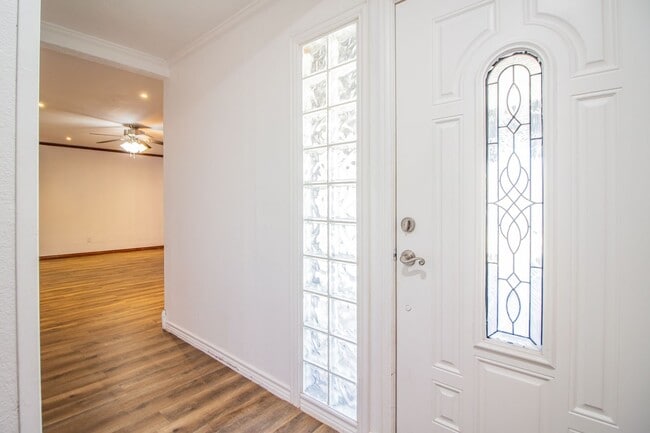 Building Photo - Spacious & Updated 4/2